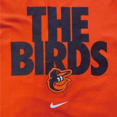 画像2: 「NIKE(ナイキ)」MLB ボルチモア・オリオールズ O's THE BIRDS オレンジ Tシャツ (2)