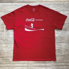 画像1: 「PORT&COMPANY(ポートアンドカンパニー)」コカ・コーラ 赤 スキー ski refreshed プリント Tシャツ (1)