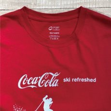 画像3: 「PORT&COMPANY(ポートアンドカンパニー)」コカ・コーラ 赤 スキー ski refreshed プリント Tシャツ (3)