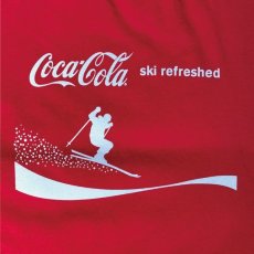 画像5: 「PORT&COMPANY(ポートアンドカンパニー)」コカ・コーラ 赤 スキー ski refreshed プリント Tシャツ (5)