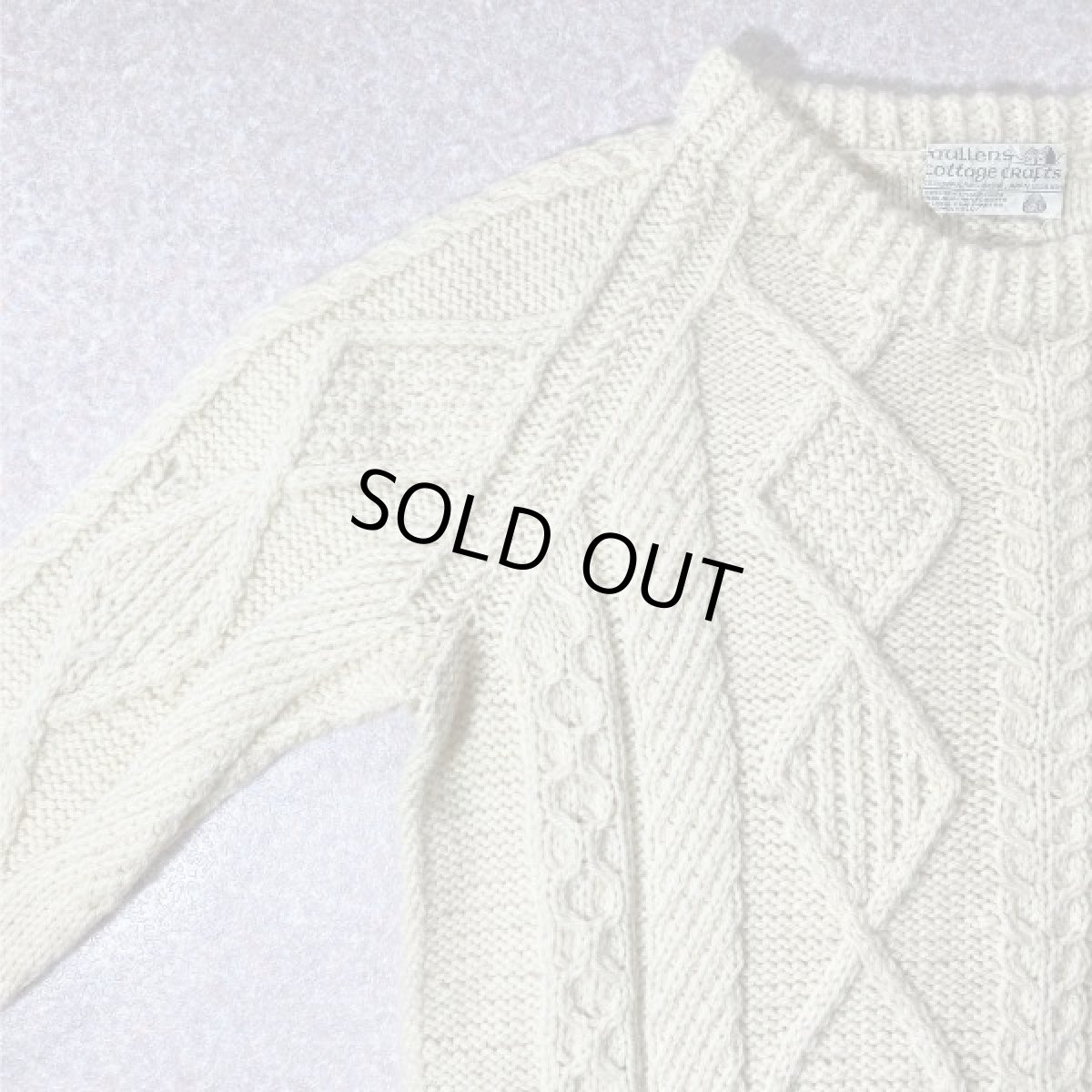 画像2: 「mullens cottage crafts(ミューレンズ コテージ クラフツ)」オフホワイト ローゲージ ケーブル アラン ハンドニット (2)