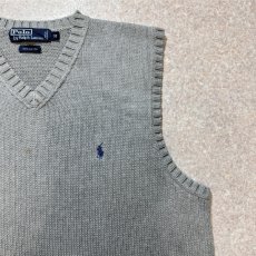 画像4: 「Polo by Ralph Lauren (ポロラルフローレン)」90s 00s 10s Mサイズ コットン ライトグレー ポニー刺繍 ローゲージ ニット ベスト (4)