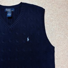 画像4: 「Polo by Ralph Lauren (ポロラルフローレン)」90s 00s 10s ボーイズ L(16/18) Mサイズ相当 コットン ネイビー ケーブル編み ポニー刺繍 ニット ベスト (4)