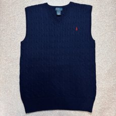 画像1: 「Polo by Ralph Lauren (ポロラルフローレン)」90s 00s 10s ボーイズ XL(18-20) M〜Lサイズ相当 コットン ネイビー ケーブル編み ポニー刺繍 ニット ベスト (1)
