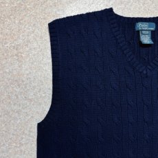 画像2: 「Polo by Ralph Lauren (ポロラルフローレン)」90s 00s 10s ボーイズ XL(18-20) M〜Lサイズ相当 コットン ネイビー ケーブル編み ポニー刺繍 ニット ベスト (2)