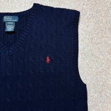画像4: 「Polo by Ralph Lauren (ポロラルフローレン)」90s 00s 10s ボーイズ XL(18-20) M〜Lサイズ相当 コットン ネイビー ケーブル編み ポニー刺繍 ニット ベスト (4)