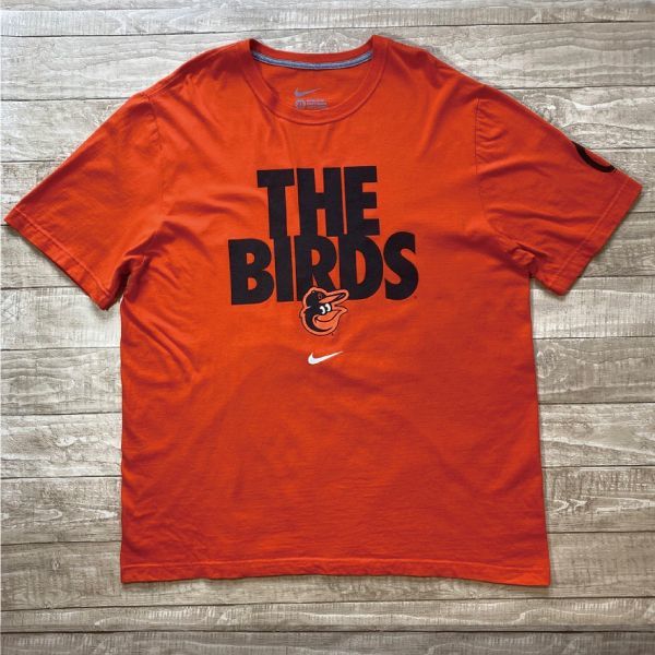 画像1: 「NIKE(ナイキ)」MLB ボルチモア・オリオールズ O's THE BIRDS オレンジ Tシャツ (1)